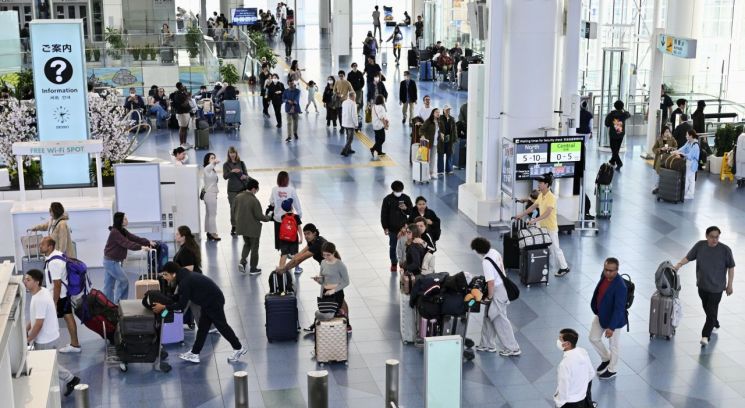 Travelers are heading to the departure hall at Haneda Airport in Tokyo, Japan. Photo is not related to the specific content of the article. Photo by Yonhap News.