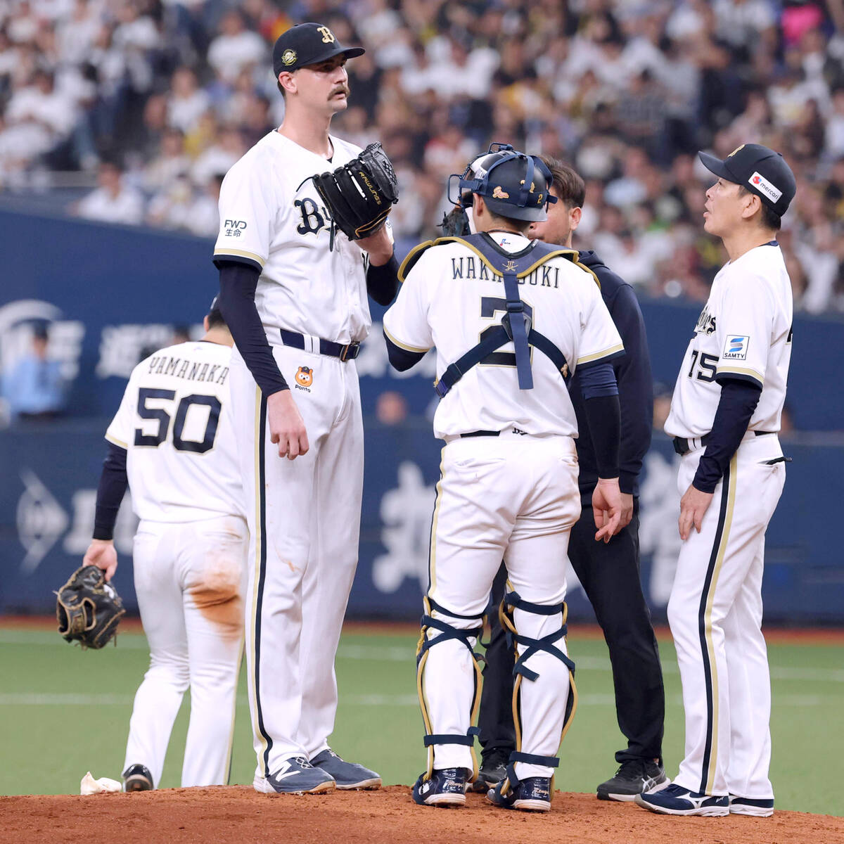 In the fourth inning, infield gathered around Sean Hjelle as he faced a difficult situation (Photo by Hidekazu Toyoda)