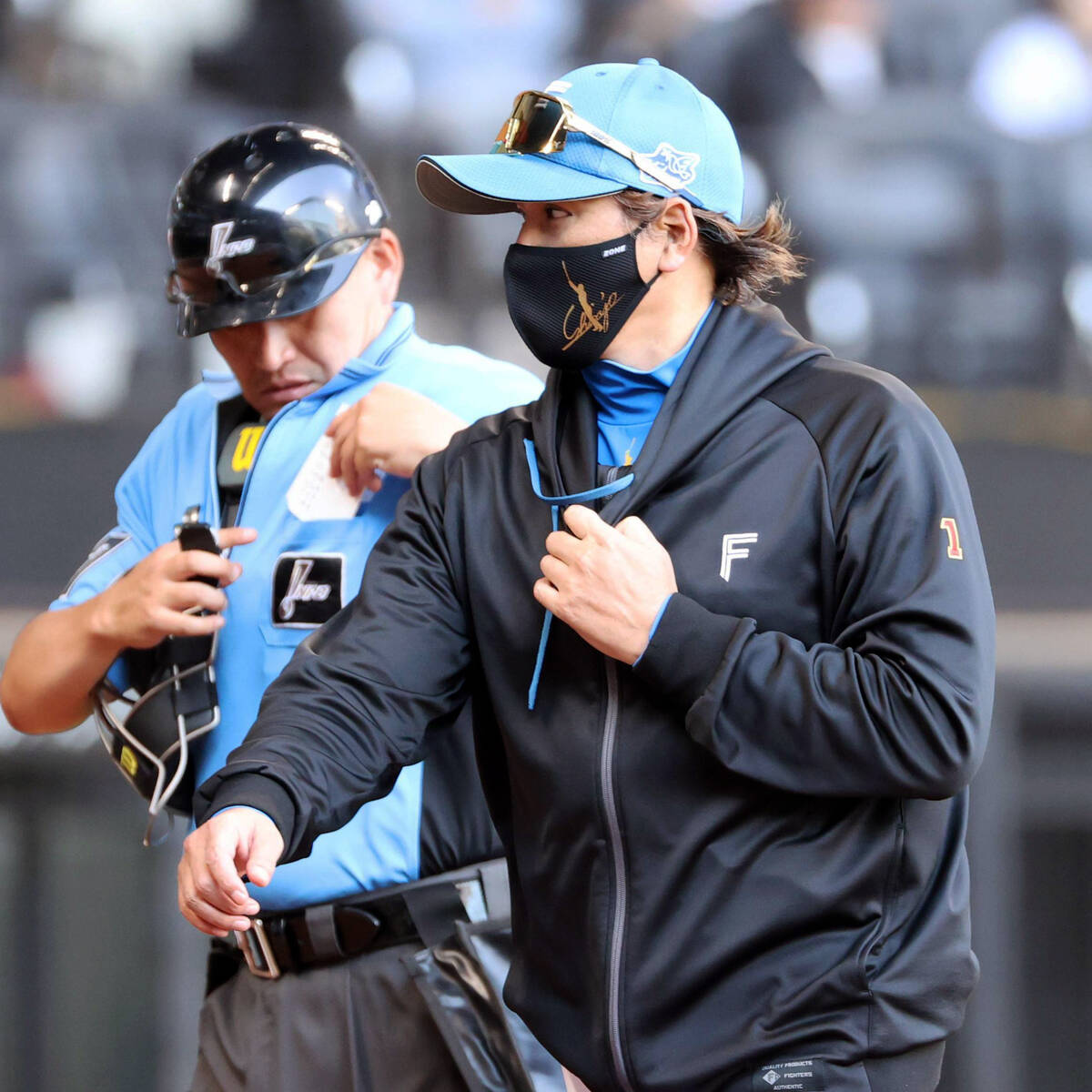Manager Tsuyoshi Shinjo (right) announces the substitution of starting Ruei-Yang Gu Lin in the fourth inning (Photo by Masahiko Ikeuchi)