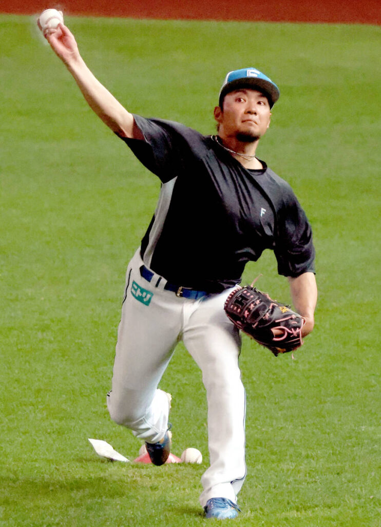 Hiromi Ito playing catch (Photo by Haruki Kawakami)