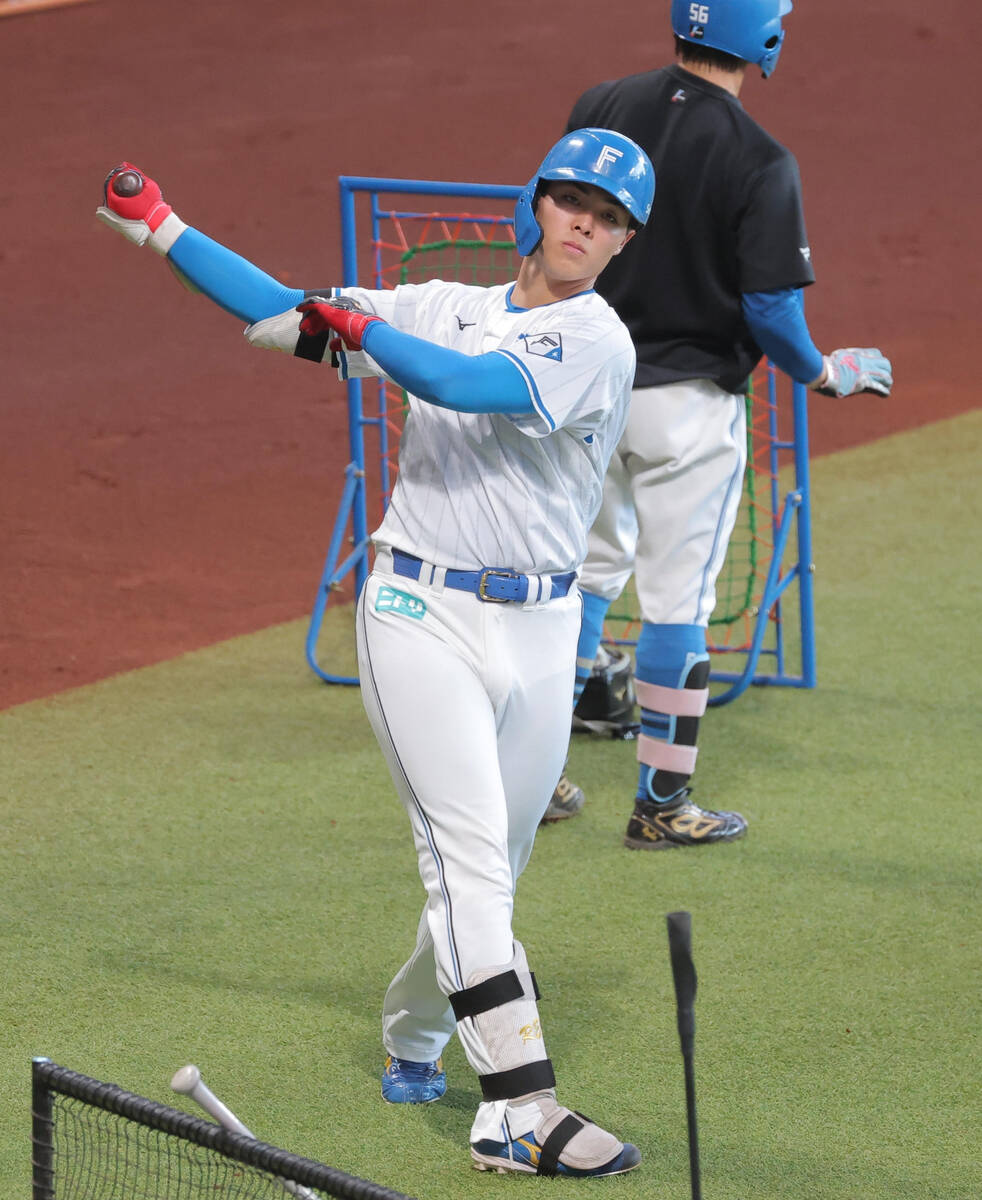 Leo Shibata practicing his swing (Photo by Shohei Uemura)