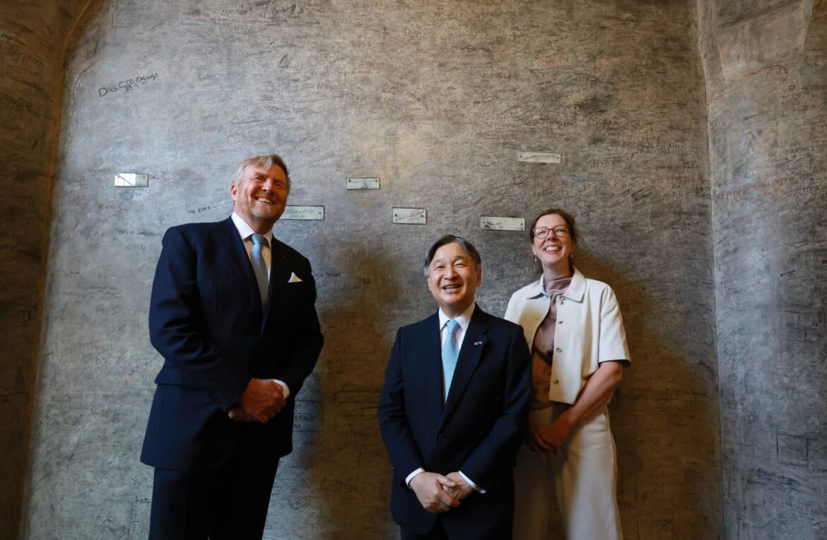 Emperor talks with students at Leiden University on Netherlands visit Emperor talks with students at Leiden University on Netherlands visit