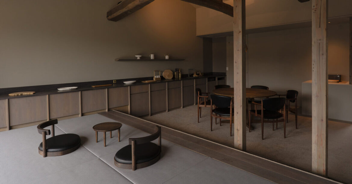 a century old house turns into a stayable gallery of japanese woodcarving craft