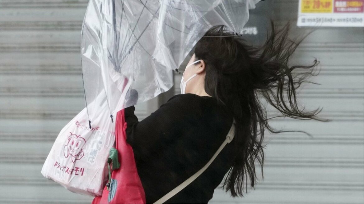 Typhoon Jangmi approaches western, central Japan after passing Kyushu