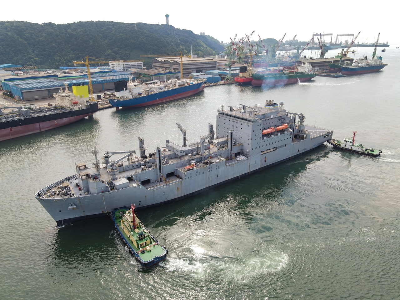The US Navy’s 41,000-ton replenishment vessel USNS Alan Shepard arrives at Yeompo pier in Ulsan for routine maintenance provided by HD Hyundai Heavy Industries (HD Hyundai Heavy Industries)