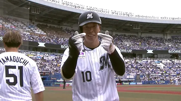 Kyuto Ueda hits a game-tying solo home run, his third of the season! The team scores three runs in quick succession to take the lead | Pacific League Chiba Lotte Marines player Kyuto Ueda © Pacific League TV