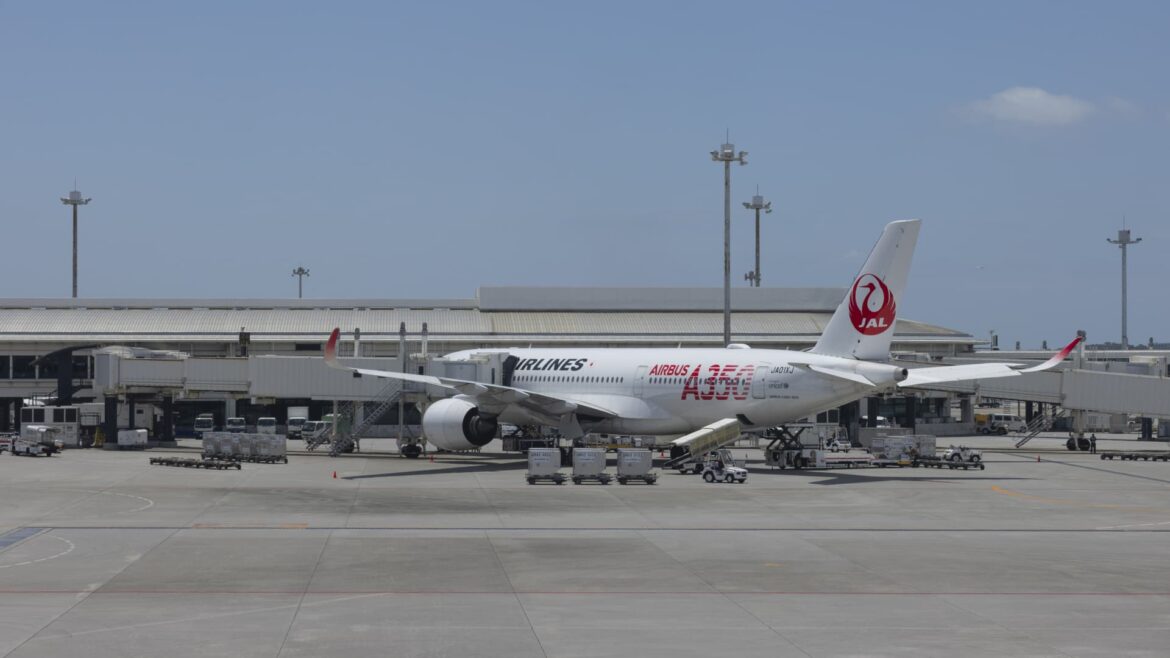 Japan airlines increase fuel surcharges despite falling jet fuel costs Japan airlines increase fuel surcharges despite falling jet fuel costs