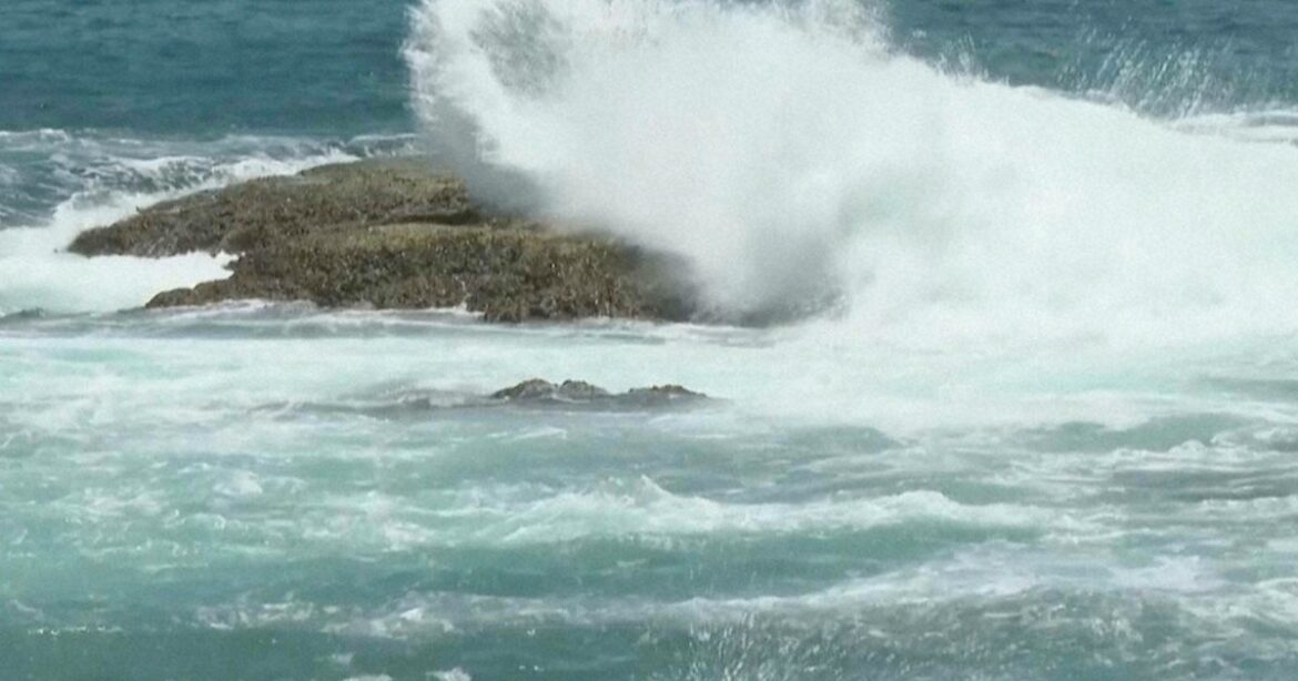 Powerful typhoon passes over Okinawa, injuring 5