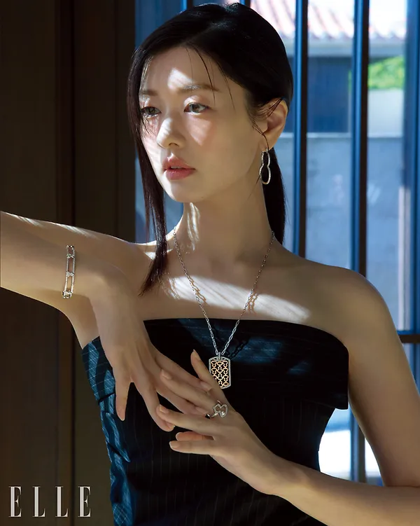 Jung So-min exudes ultimate elegance amidst the nature of Okinawa