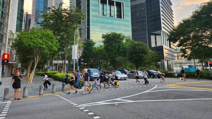 Foreigners and local people cross a street in Singapore, May 28, 2023. Photo by VnExpress/Minh Nga
