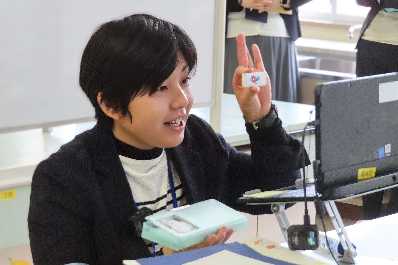 Etō Rieko conducts a remote Japanese language class through connected computers. (© Tanaka Keitarō)