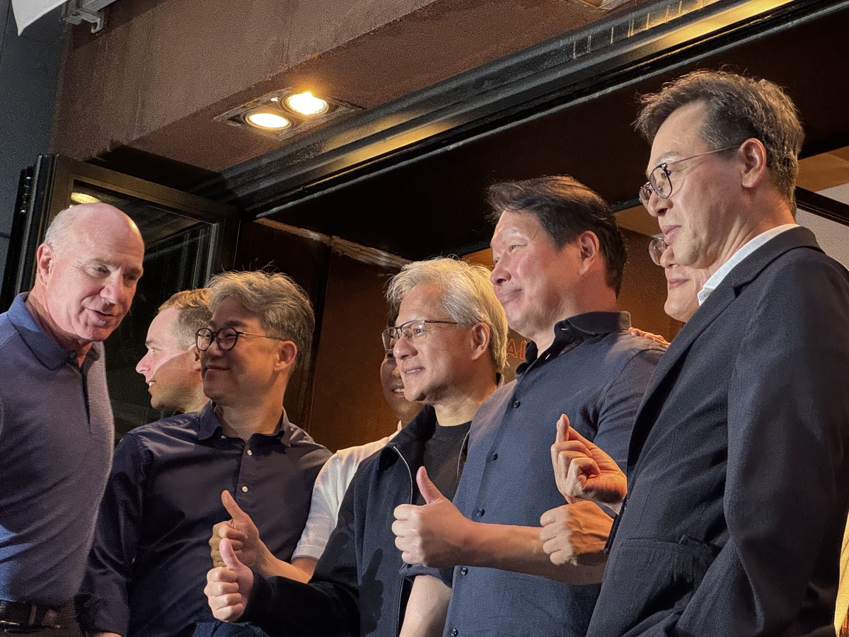 [CAPTIONS]
Nvidia CEO Jensen Huang (center) and SK Chairman Chey Tae-won pose for the press after a meal at Ganbu Chicken's Samsung branch in Gangnam-gu, Seoul, on the 7th of last month. Reporter Lee Seok-jin - Seoul Economic Daily International News from South Korea