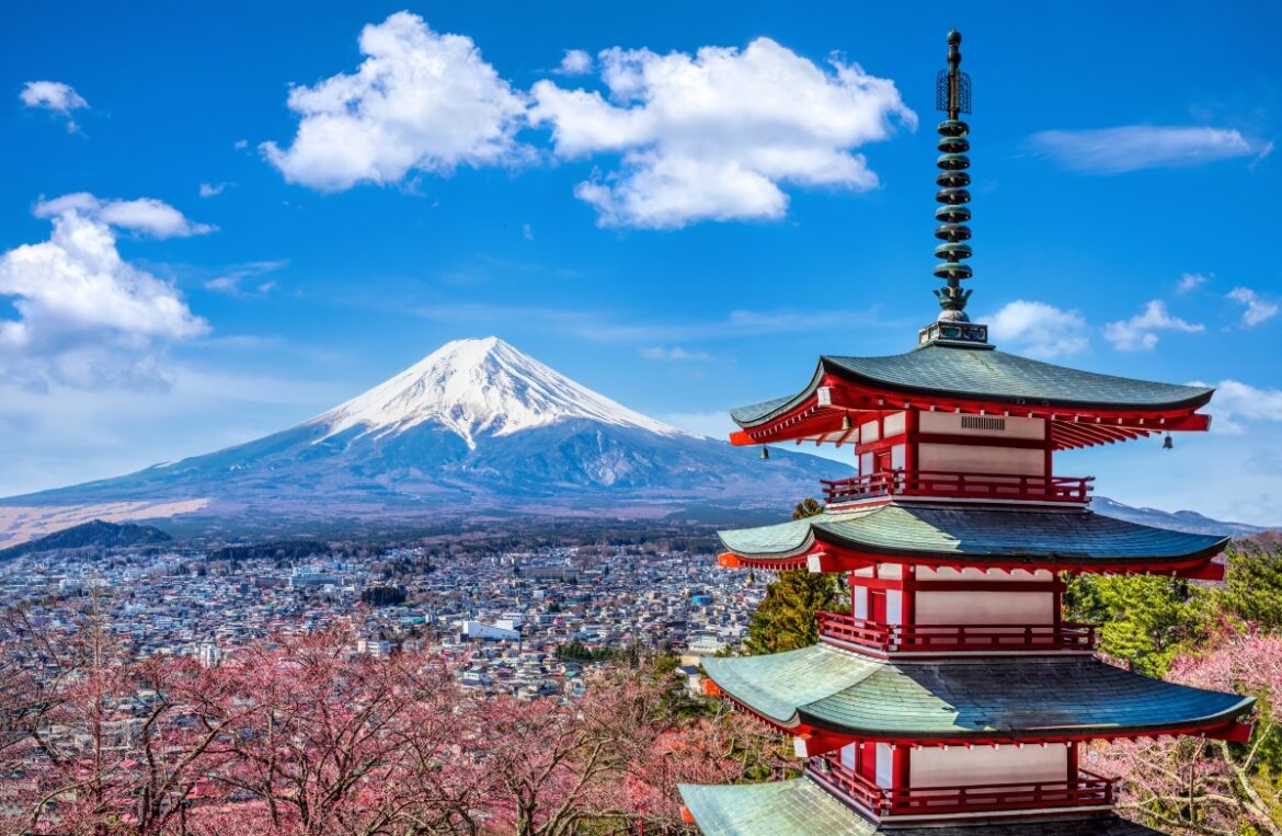 Dad Leaves 7-Year-Old Boy Alone 6,500 Feet up Mount Fuji: Report
