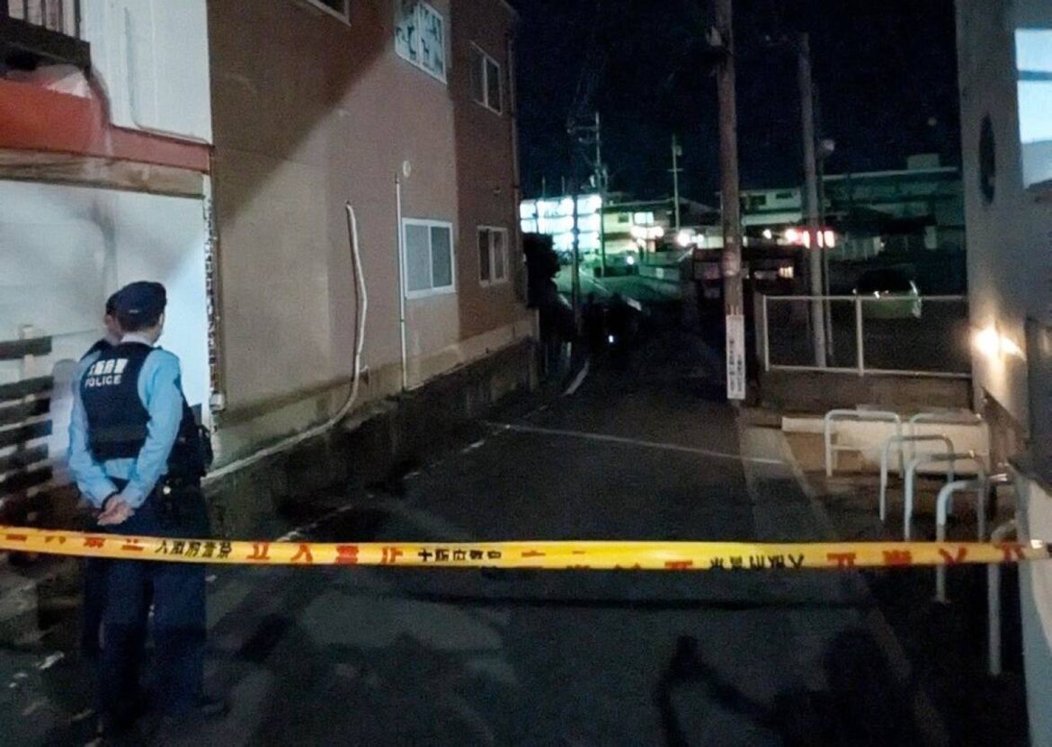 Police in Osaka fatally shoot knife-wielding man Police in Osaka fatally shoot knife-wielding man