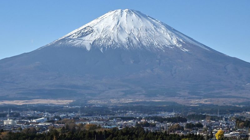 Man reprimanded for leaving son alone on Mount Fuji during hike Man reprimanded for leaving son alone on Mount Fuji during hike