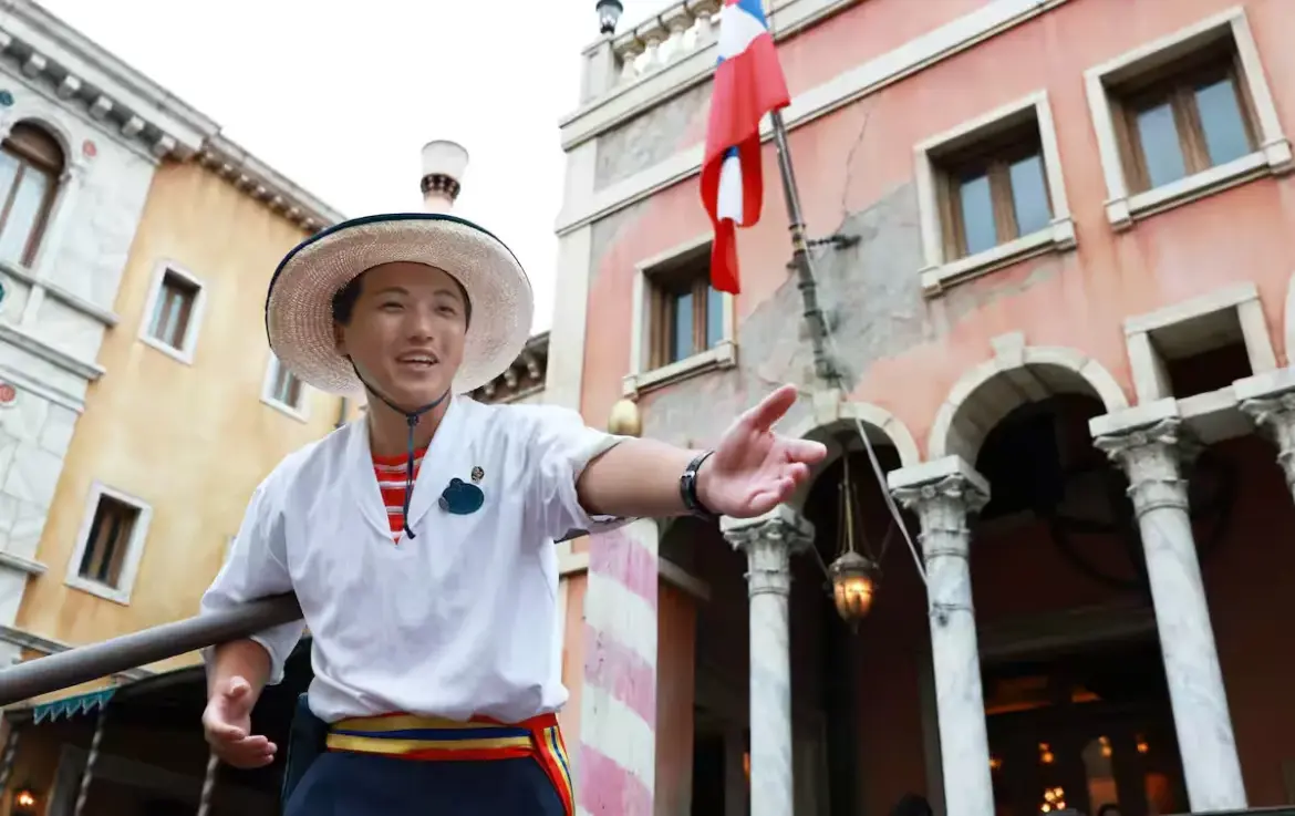 Tokyo DisneySea at 25: Gondolier Shares the Joy of Connecting With Guests NMT7GCZVNRMUTACQOBP2UOKW3I