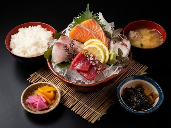 Sashimi assortment set meals – 3-piece ¥1,880, 5-piece ¥2,380