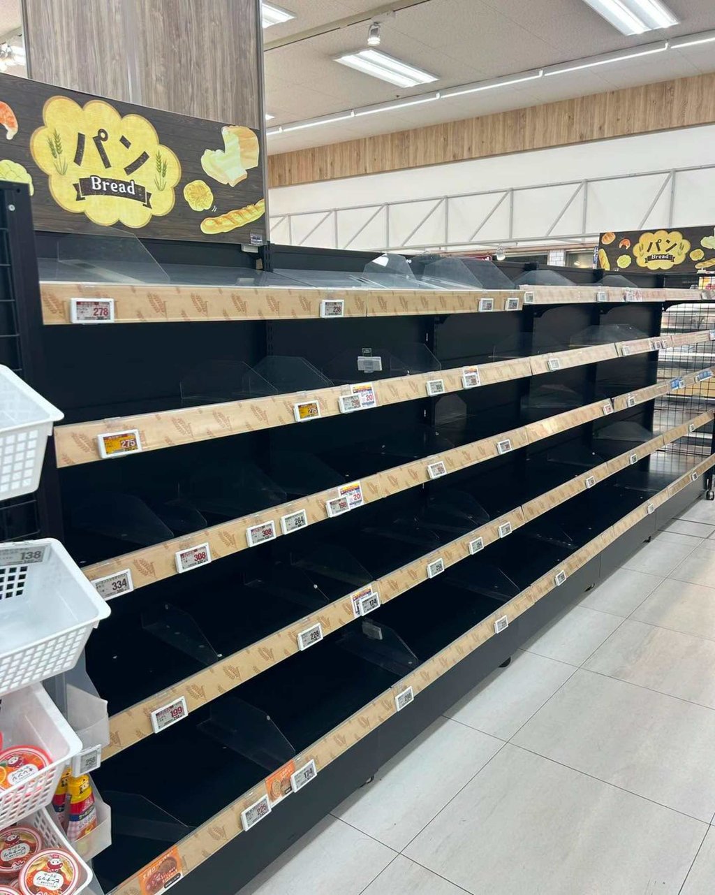 A Cantonese-language Okinawa social media page has shared a photo of empty supermarket shelves. Photo: Facebook/Kokoni Okinawa