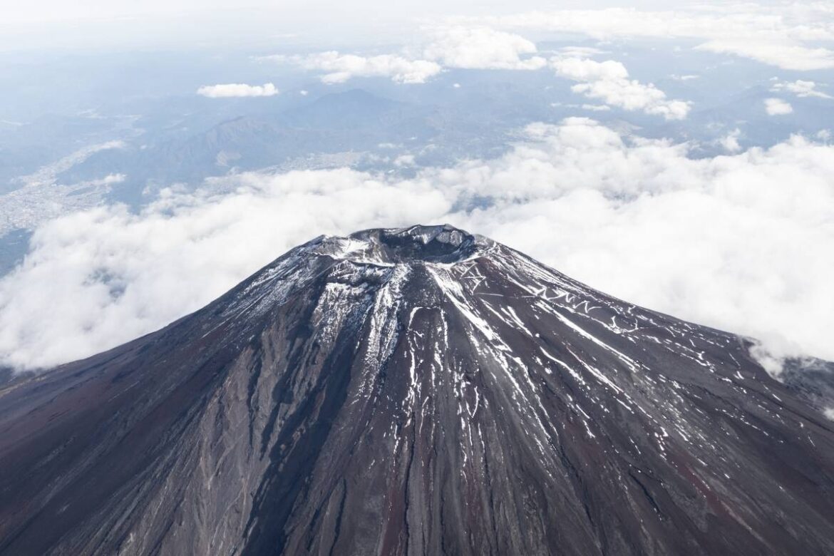 Japan dad ditches 7-year-old for hours to climb Mt. Fuji