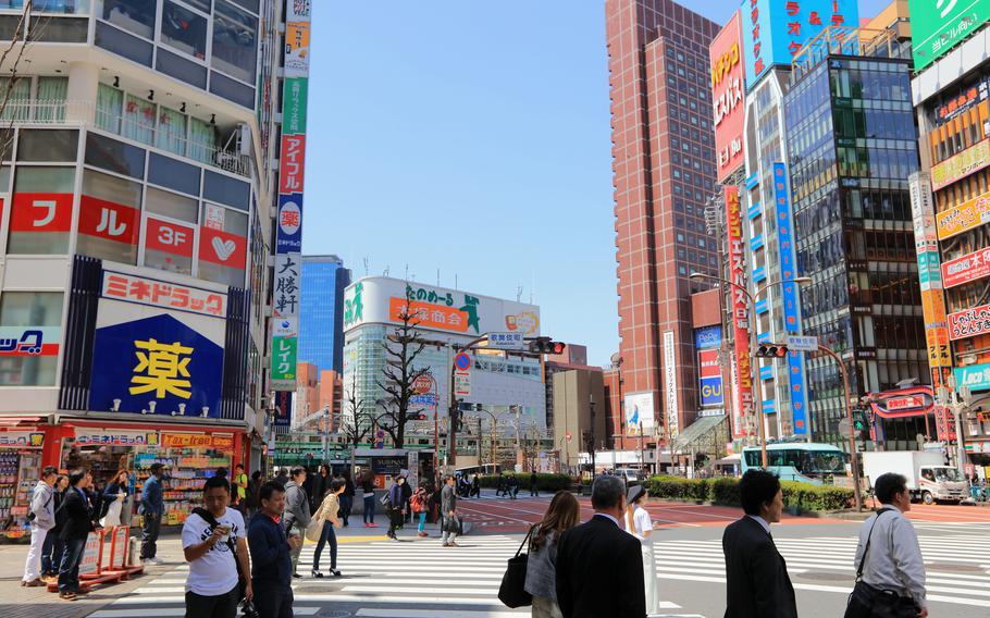 People crossing the crosswalk of Shinjuku Kabukicho.