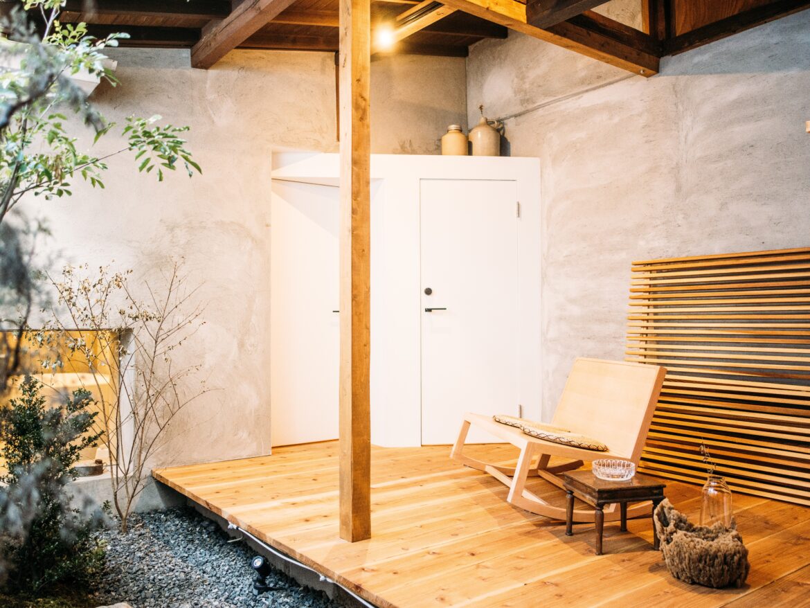 Kyoto Machiya Restoration: A Day in Khaki Guesthouse Kyoto Machiya Restoration: A Day in Khaki Guesthouse