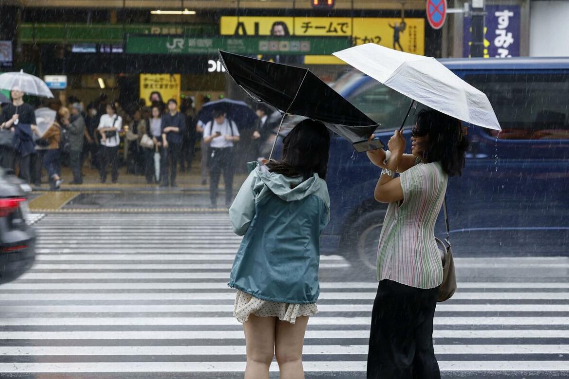 Train suspensions caused by heavy rain affect over 140,000 in Tokyo area Train suspensions caused by heavy rain affect over 140,000 in Tokyo area