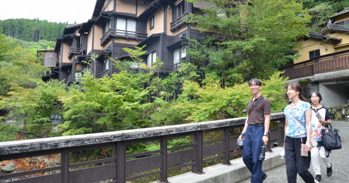 Hot spring resort in Japan’s Kumamoto Pref. turns to outside dining to ease labor shortages Hot spring resort in Japan's Kumamoto Pref. turns to outside dining to ease labor shortages
