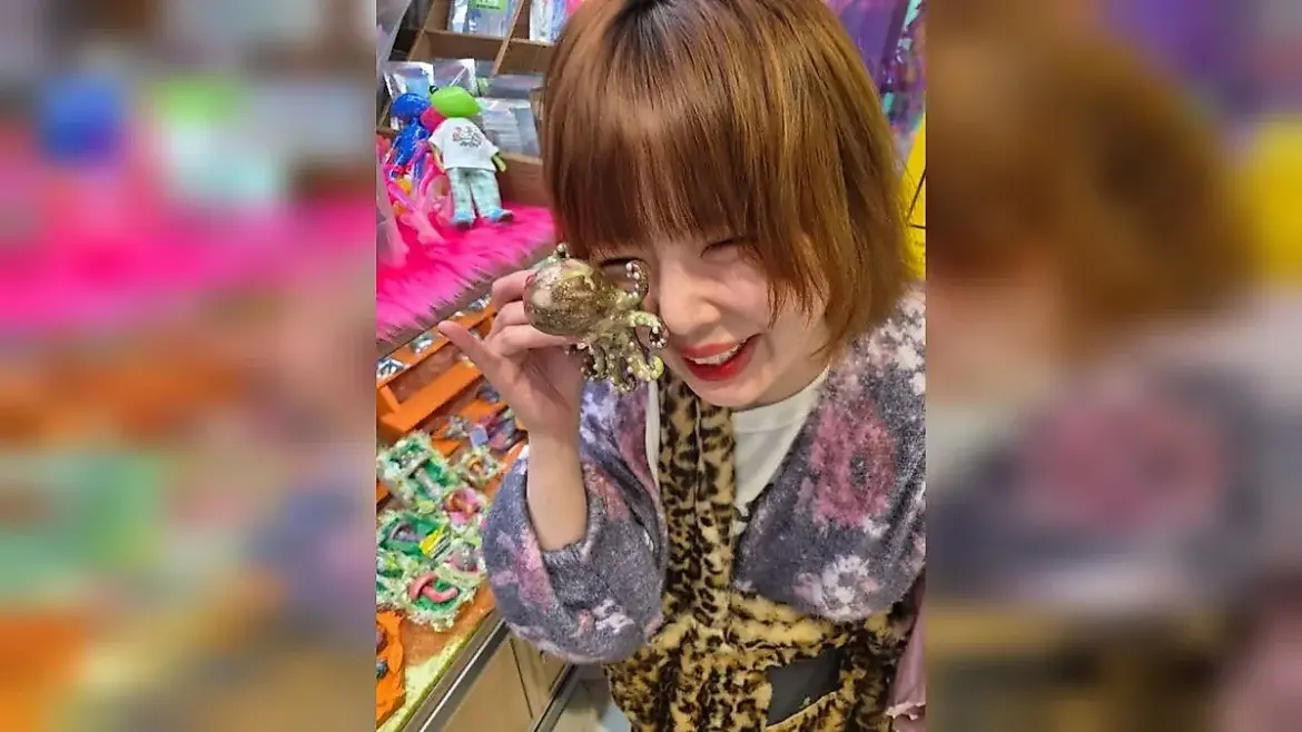 HyunA and Joker display bold fashion styles during Japan trip